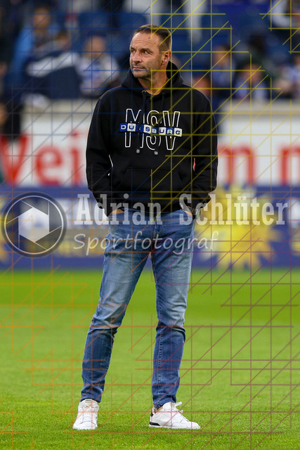 MSV Duisburg vs FC Hansa Rostock - 3. Liga | Duisburg, Deutschland, 03.10.25:   Trainer Dietmar Hirsch (MSV Duisburg) schaut waehrend des Spiels der 3. Liga MSV Duisburg vs FC Hansa Rostock in der schauinsland-reisen-arena(Foto von Brauer-Fotoagentur / Adrian Schlueter)