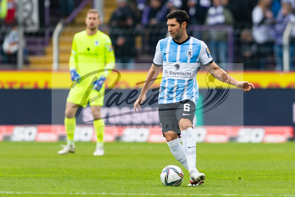 OSNTSV20211106_040 | Fussball, Herren: Stephan Salger (TSV 1860 Muenchen) in Aktion, am Ball, Einzelaktion bei dem Spiel der 3. Liga zwischen VfL Osnabrueck und TSV 1860 Muenchen im Stadion an der Bremer Bruecke am 06.11.2021 in Osnanbrueck, Deutschland.DFB / DFL REGULATIONS PROHIBIT ANY USE OF PHOTOGRAPHS AS IMAGE SEQUENCES AND/OR QUASI-VIDEO. - Realisiert mit Pictrs.com
