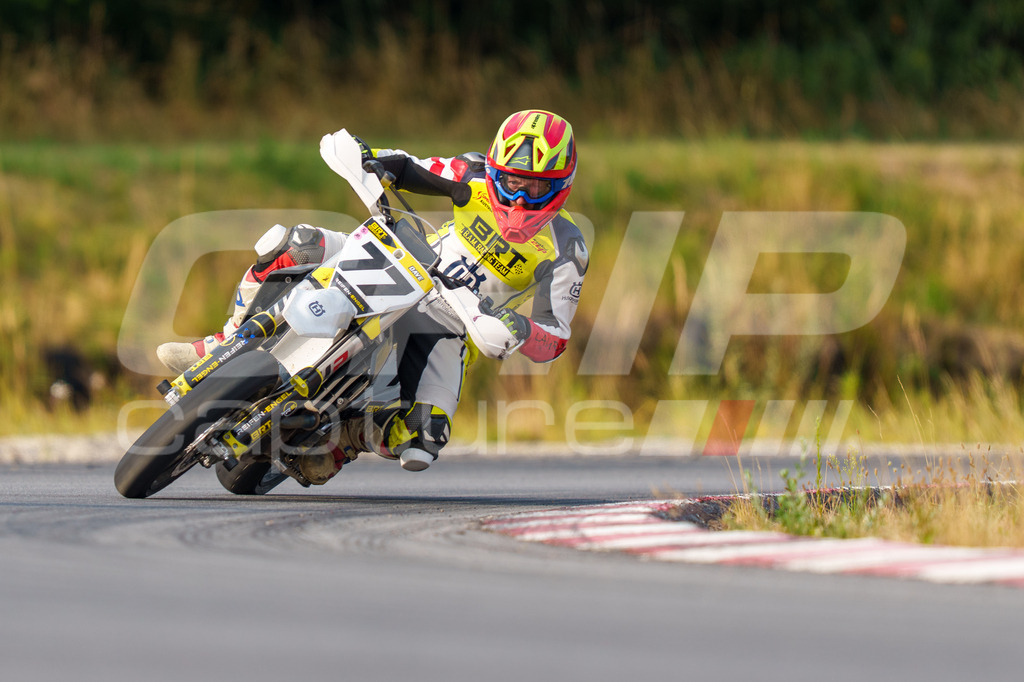 SuperMoto_Staatsmeisterschaft_Fuglau-natural-12 | GRIPcapture steht für authentische Sportfotografie in Österreich – für Momente, die mehr sind als Geschwindigkeit oder Ergebnis. Es geht um Emotion, Spannung, Fokus und den Augenblick, der oft nur einen Wimpernschlag dauert.Ob Motorsport, Teamsport oder 
