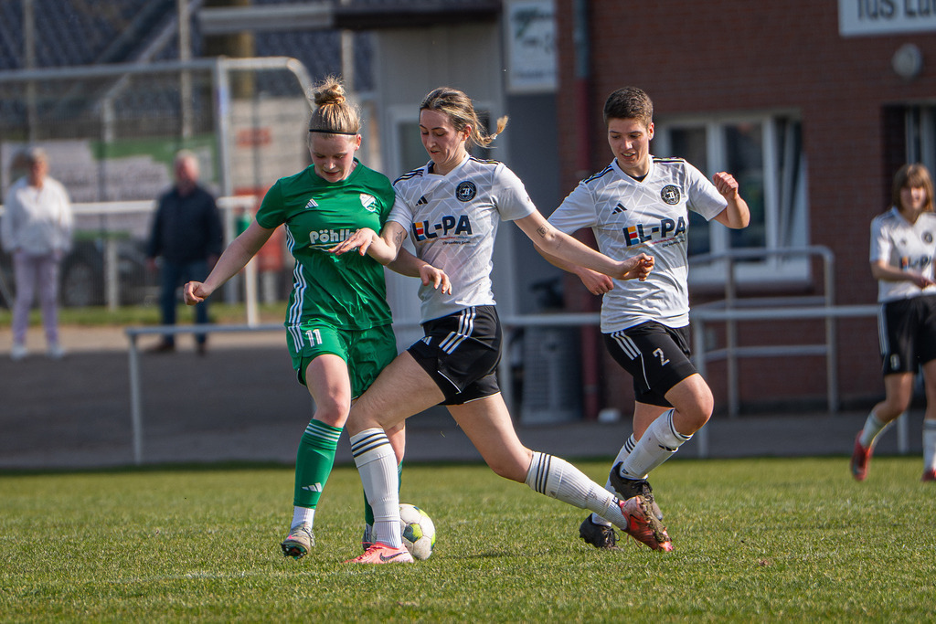 Fußball I Frauen I Saison 2025-2026 I Oberliga Niedersachsen I 15. Spieltag I TuS Lutten - FC Jesteburg-Bendestorf I 6562 | jns.sportfotos - Realisiert mit Pictrs.com