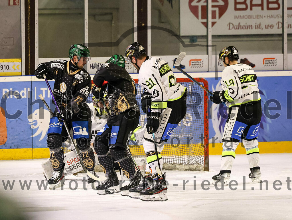 2024-02-16_049_TSV_Erding_gegen_ERSC_Amberg | Erding, Deutschland, 16.02.2024:
Eishockey, Bayernliga Playoffs 2023 / 2024, 1. Spieltag, TSV Erding gegen ERSC Amberg, Endergebnis: 1:2

Leon Abstreiter (Erding Gladiators, #72), Michael Kirchberger (ERSC Amberg, #91), Kevin Schmitt (ERSC Amberg, #19)

Foto: Christian Riedel / fotografie-riedel.net