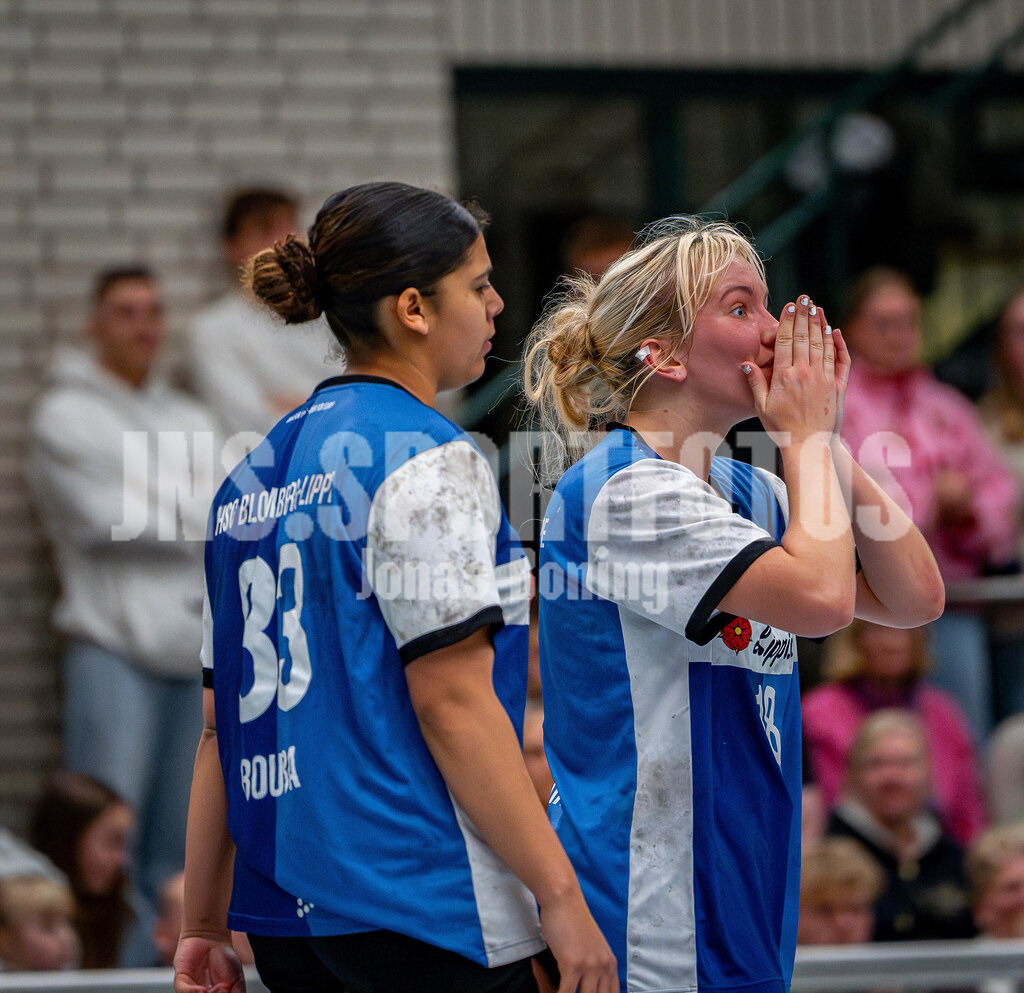 Handball I Frauen I Saison 2025-2026 I 3. Liga Staffel Nord I 10. Spieltag I SC SFN Vechta - HSG Blomberg-Lippe II I 0687 | Jamila Bouba (83, HSG Blomberg-Lippe II) und Ruslana Litvinov (18, HSG Blomberg-Lippe II) - Realisiert mit Pictrs.com