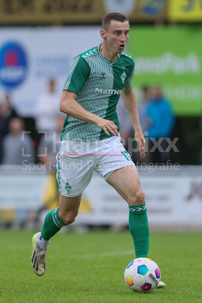 Fussball, Relegation Regionalliga Nord, SV Werder Bremen II - Holstein Kiel II | v.li.: Maik Lukowicz (SV Werder Bremen II, 16) am Ball, Freisteller, Einzelbild, Ganzkörper, Aktion, Action, Spielszene