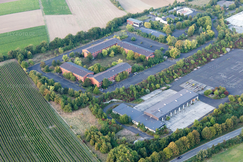 Luftbild: Konversions- Flächen des Rhein-Selz-Park auf dem Gelände des ehemaligen Kaserne und Militär - Liegenschaft Außerhalb US Kaserne in Dexheim im Ortsteil Schwabsburg in Nierstein im Bundesland Rheinland-Pfalz in Deutschland. Foto: IMG_094735.jpg vom 21.09.2016 durch Werner Riehm/FLY-FOTO.de