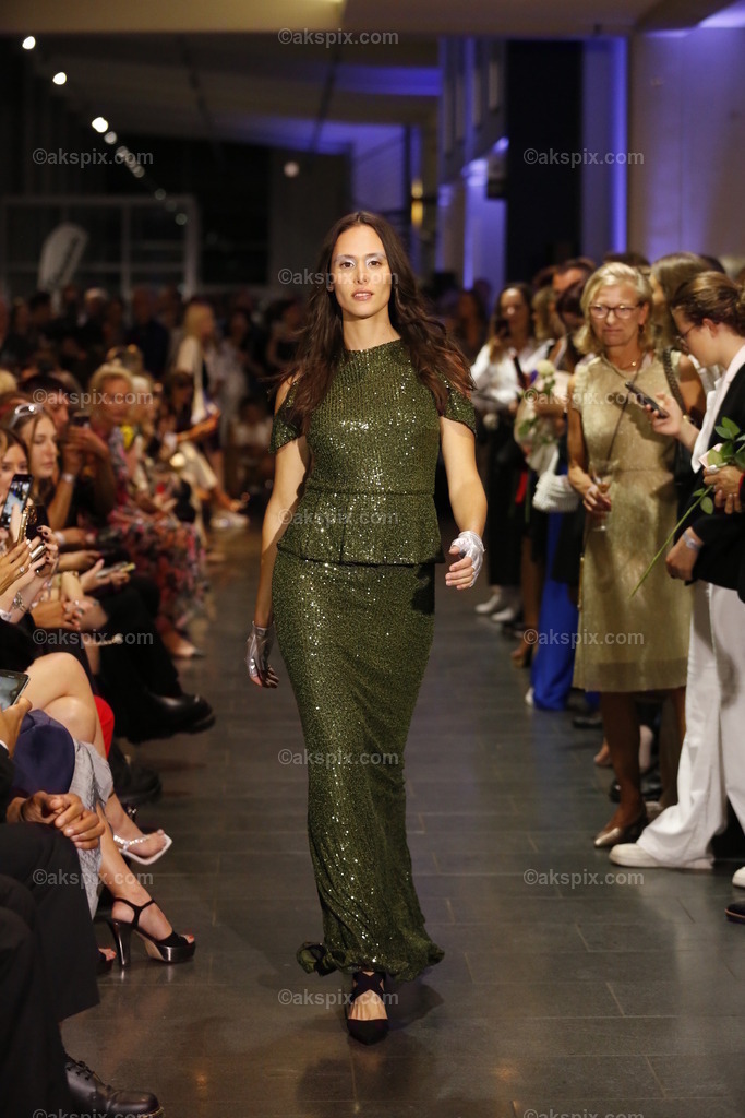 Deutschland: Fashionshow Silvermagic der brasilianischen Designerin Aline CELI während der Fashion Week Berlin | 08.09.2022, Berlin, Deutschland, Models laufen bei der Modenschau Silvermagic der brasilianischen Designerin Aline CELI während der Fashion Week Berlin im Autohaus König am 8. September 2022 in Berlin, Deutschland, über den Laufsteg.