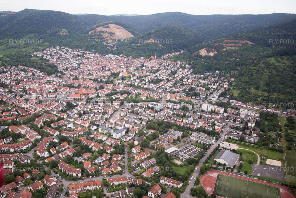 Luftbild: Ortsansicht der Straßen und Häuser der Wohngebiete in Dossenheim im Bundesland Baden-Württemberg in Deutschland. Foto: IMG_090776.jpg vom 04.07.2016 durch Werner Riehm/FLY-FOTO.de