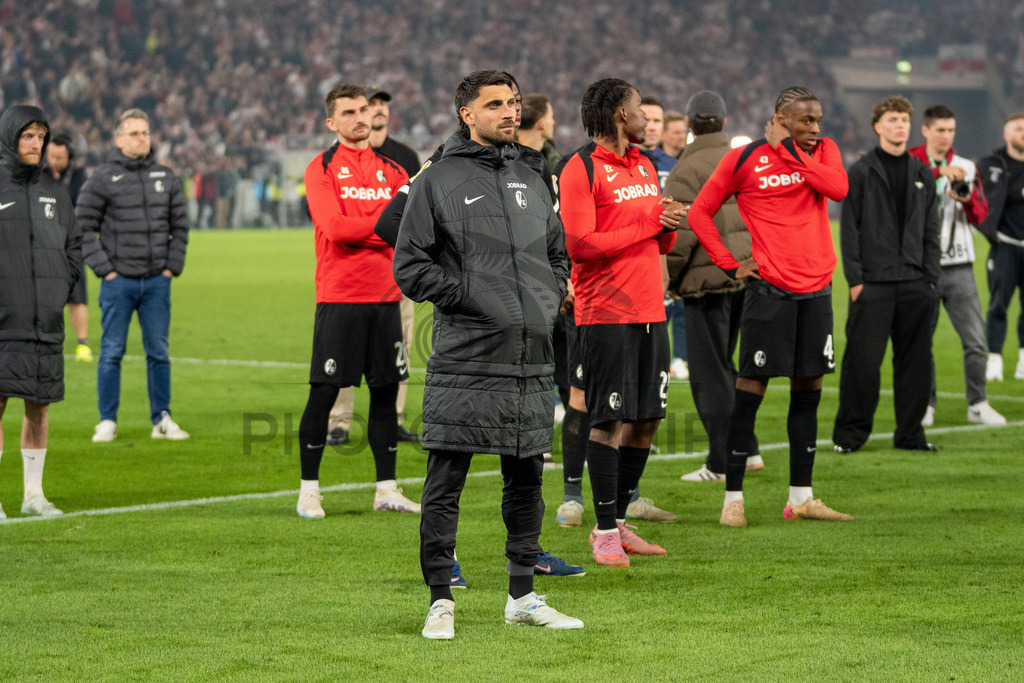 VfB Stuttgart vs. SC Freiburg, Fussball, DFB-Pokal, Halbfinale, 23.04.2026 | Vincenzo Grifo (SC Freiburg, #32) bei den Fans nach Abpfiff in der Kurve,VfB Stuttgart vs. SC Freiburg, Fussball, DFB-Pokal, Halbfinale, 23.04.2026DFB regulations prohibit any use of photographs as image sequences and/or quasi-video