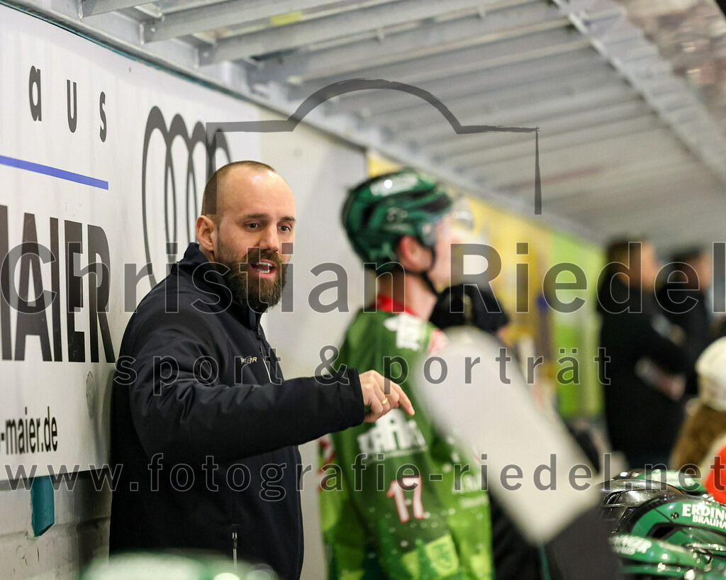 2023-12-17_088_TSV_Erding_gegen_ESC_Kempten | Erding, Deutschland, 17.12.2023:
Eishockey, Bayernliga Vorrunde 2023 / 2024, 18. Spieltag, TSV Erding gegen ESC Kempten, Endergebnis: 5:1

Teamchef Felix Schütz (Erding Gladiators)

Foto: Christian Riedel / fotografie-riedel.net
