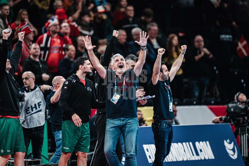 Handball | Herren | EHF EURO 2024 | European Championshop Men 2024 Final Tournament | Slowenien vs. Portugal | 19.01.2024 | Trainer Paulo Pereira (Portugal, POR) jubelt nach dem Sieg