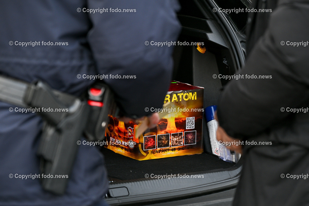 Polizei_ Kontrolle_ Grenze_ 30.12.2023-4 | 30.12.2023, Weigetschlag Grenzuebergang, AUT, Polizei, Grenzkontrolle, im Bild Polizei, Kontrolle, Grenze, Grenzkontrolle, Grenzuebergang, Oesterreich, Tschechien, Fuehrerschein, Zulassungsschein, Reisepass, Ausweis, Papiere, Sprengstoffsuchhund, Feuerwerk, Raketen, Boeller, Kracher, Zoll, Beschlagnahmung, Weigetschlag