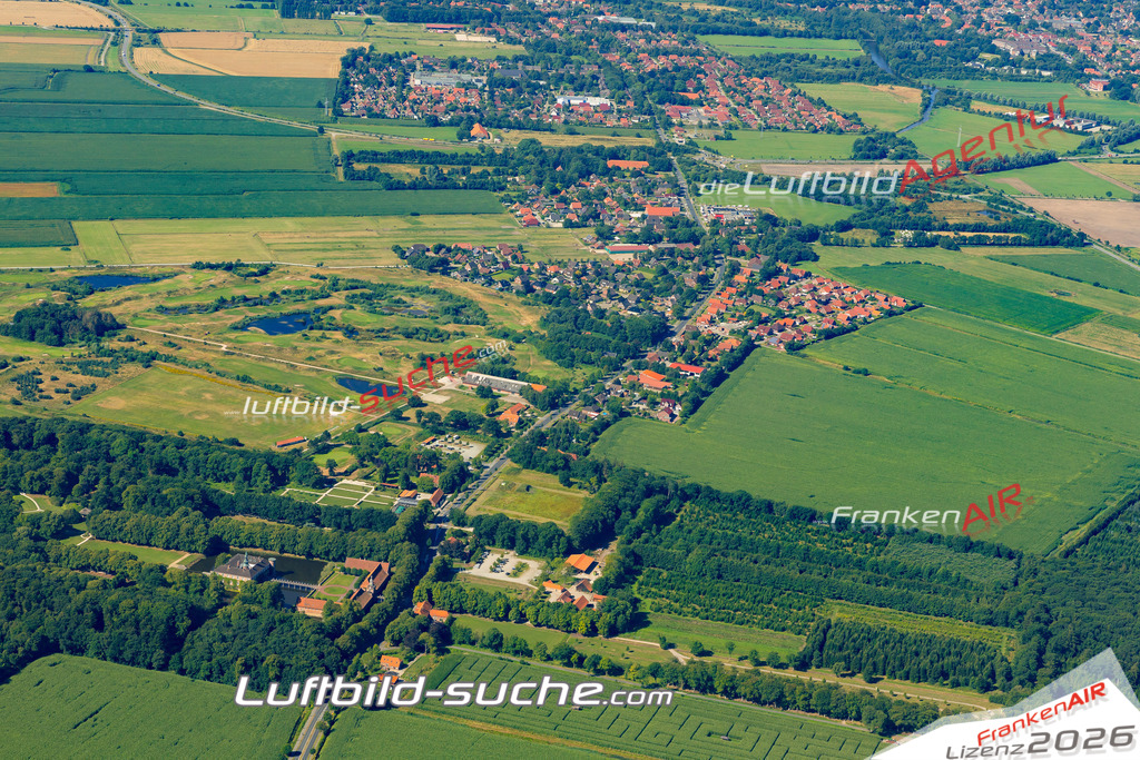 Aktuelles Luftbild von  Lütetsburg - Die Luftaufnahme wurde 2022 mittels UL-Flugzeug erstellt ( keine Drohne ) - hochauflösende Kamera-Systeme von  Canon -Beste Qualität - Für grossformatige Ausdrucke geeignet. Die Geschenkidee !