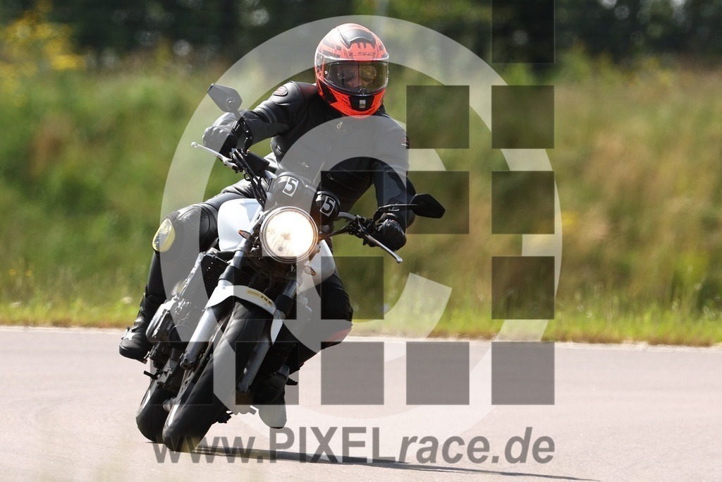 0055-20240629_01190 | Schöne Erinnerungen an spannende Momente - das festzuhalten ist unser Job. PIXELrace.de ist seit 2003 auf den Rennstrecken Europas unterwegs um die Action draußen beim Fahren und die wunderbare Stimmung imm Fahrerlager für euch einzufangen.