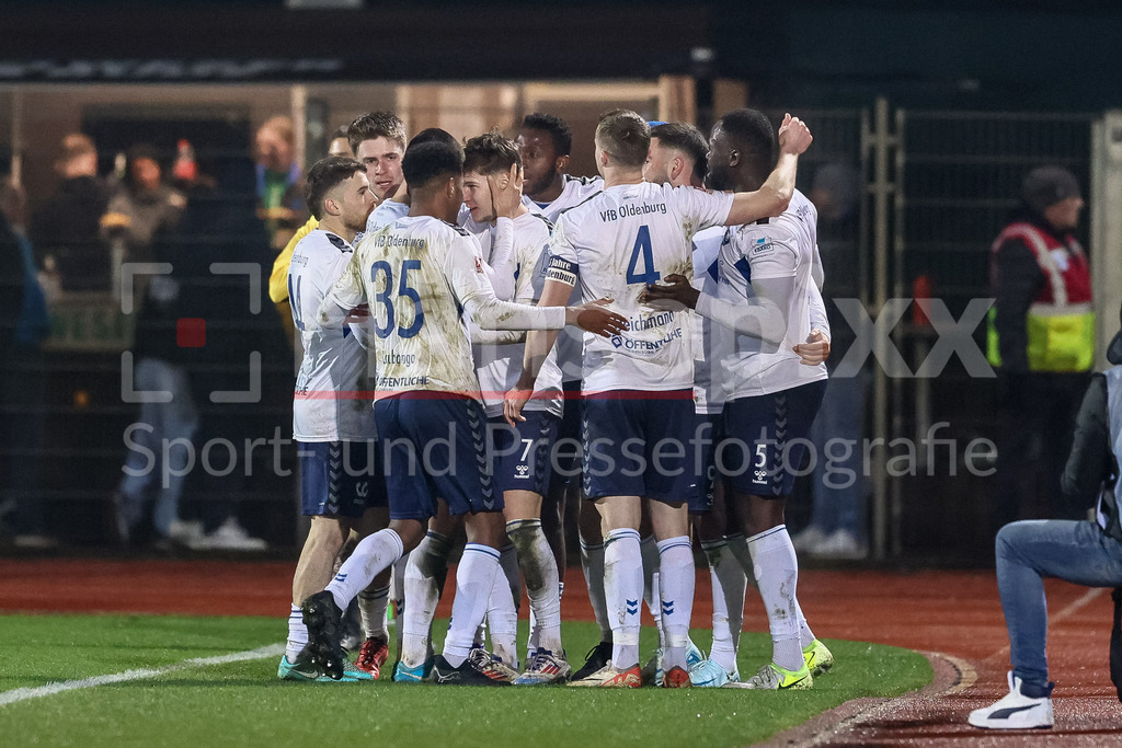 Fussball, Regionalliga Nord, SV Werder Bremen II - VfB Oldenburg | v.li.: Spieler vom VfB Oldenburg mit Torjubel, Jubel, jubeln, jubelt, optimistisch, Spielszene, Highlight, Freude über das Tor zum 1:2