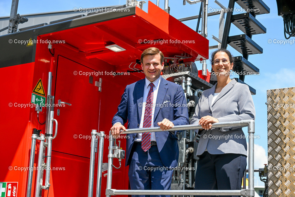Pressekonferenz OeBB-Infrastruktur AG und Plasser _ Theurer_  guene Instandhaltungsflotte_ 01.06.2023-27 | 01.06.2023, Hafenstrasse, AUT, Pressekonferenz OeBB-Infrastruktur AG und Plasser & Theurer,  Praesentation des ersten Fahrzeugs der neuen gruenen Instandhaltungsflotte, im Bild Johannes Max-Theurer (CEO Plasser & Theurer), Judith Engel (Vorstand der OeBB-Infrastruktur AG, Ressort Netzausbau und Infrastrukturbereitstellung)