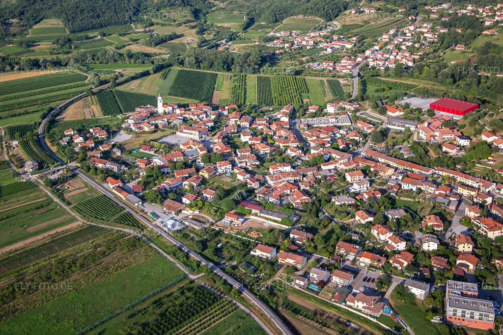 Luftbild: Ortsansicht im Ortsteil Dornberk in Nova Gorica im Bundesland Slowenien in Slowenien. Foto: IMG_137473.jpg vom 14.07.2023 durch Werner Riehm/FLY-FOTO.de