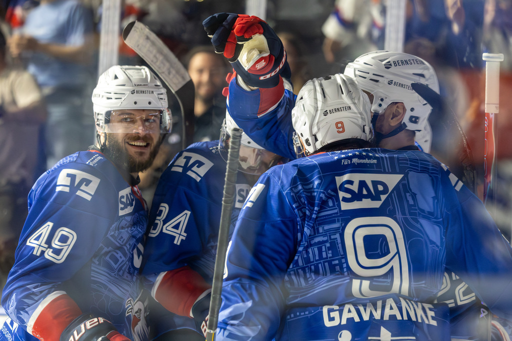 DEL, Deutsche Eishockey Liga Saison 2025/26, Playoff-Halbfinale, Spiel 5: Adler Mannheim gegen Red Bull München | DEL, Deutsche Eishockey Liga Saison 2025/26, Playoff-Halbfinale, Spiel 5: Adler Mannheim gegen Red Bull München***Jubel bei den Adlern nach dem 3:1 durch Matthias Plachta (22) - Realisiert mit Pictrs.com