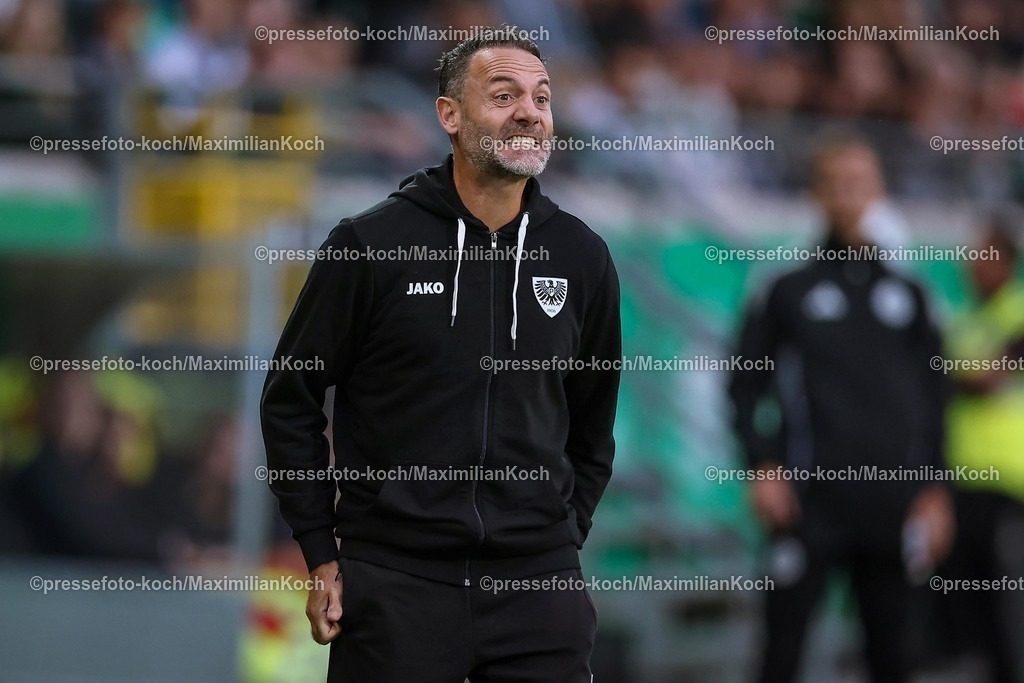 PRM22082501132 | 22.08.2025, Fußball, Preußen Münster - 1. FC Nürnberg, 2. Fußball Bundesliga,  Preußenstadion, Saison 2025 2026: Cheftrainer Alexander Ende (Preussen Muenster #hc) gestikulierend am Spielfeldrand Gestik Mimik  DFB regulations prohibit any use of photographs as image sequences and or quasi-video.