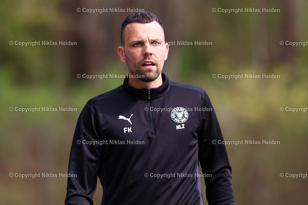 NH_HolsteinKielU19_1FCHeidenheimU19_DFBNachwuchsliga_18042026 | Freddy Kaps (Trainer, Holstein Kiel U19)Fußball I Herren I U19 DFB-Nachwuchsliga Hauptrunde Liga A, Gruppe B I Saison 2025-2026 I 9. Spieltag I Holstein Kiel U19 - 1. FC Heidenheim U19 I 18.04..2026 I Citti-Fußball-Park
