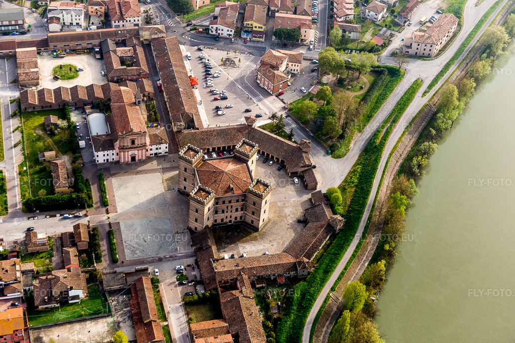 Vue aérienne: Les quatre tours du château de Robinie / Castello di Mesola Delizia Estense sur les rives du Pô en Émilie-Romagne à Mesola dans le département Ferrara, Italie. Photo: IMG_087300.jpg prise le 05/04/2016 par Werner Riehm/FLY-FOTO.euRésolution de l'original: 5472 x 3648 px