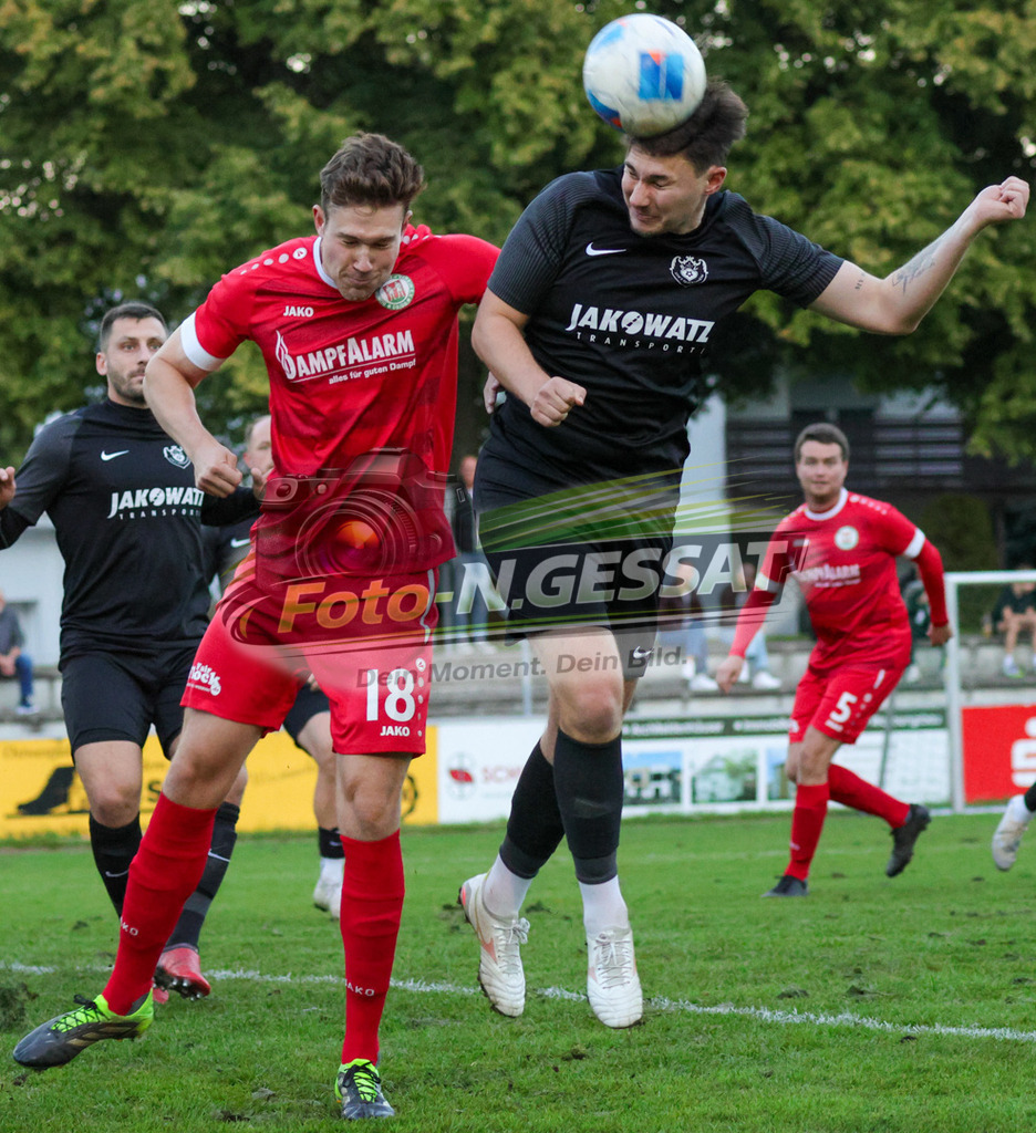 Bünder SV - BV Stift Quernhei | Auf dem Bild zu sehen: rot Bünder SV: Yannis Bohmeyer ; schwarz BV Stift Quernheim: Patrick Höke Bünder SV, BV Stift Quernheim, Saison 26/27, Kreispokal, Achtelfinale - Realisiert mit Pictrs.com