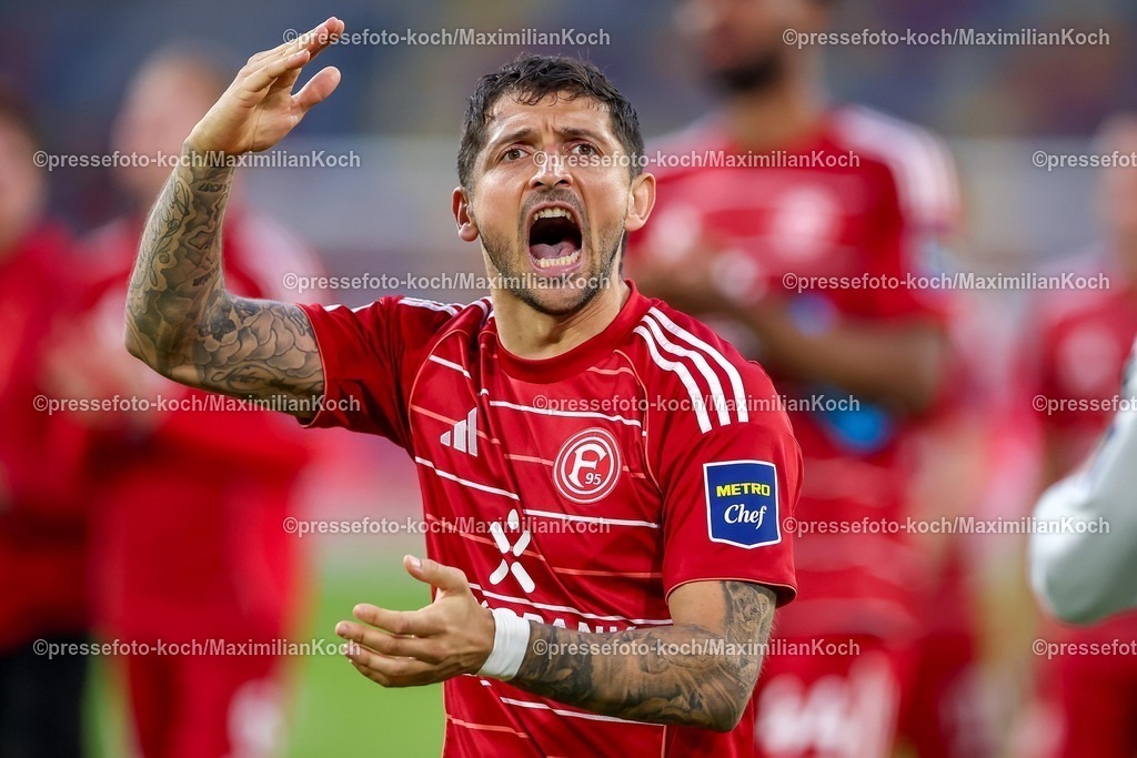F9524042601086 | 24.04.2026, Fußball, Fortuna Düsseldorf - SC Dynamo Dresden, 2. Fußball Bundesliga, Herren, Merkur Spiel-Arena, 31. Spieltag, Saison 2025 2026: Glückliche Gesichter nach dem 3:0 Sieg der Fortuna . Matthias Zimmermann&nbsp;(Fortuna Düsseldorf #25) jubelond gestikulierend auf dem Spielfeld    DFB regulations prohibit any use of photographs as image sequences and or quasi-video.