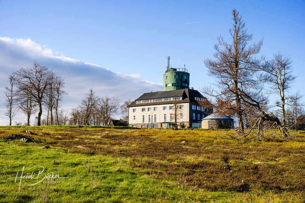Aussichtsturm auf dem Kahlen Asten | Aussichtsturm auf dem Kahlen Asten im Frühjahr - Realisiert mit Pictrs.com