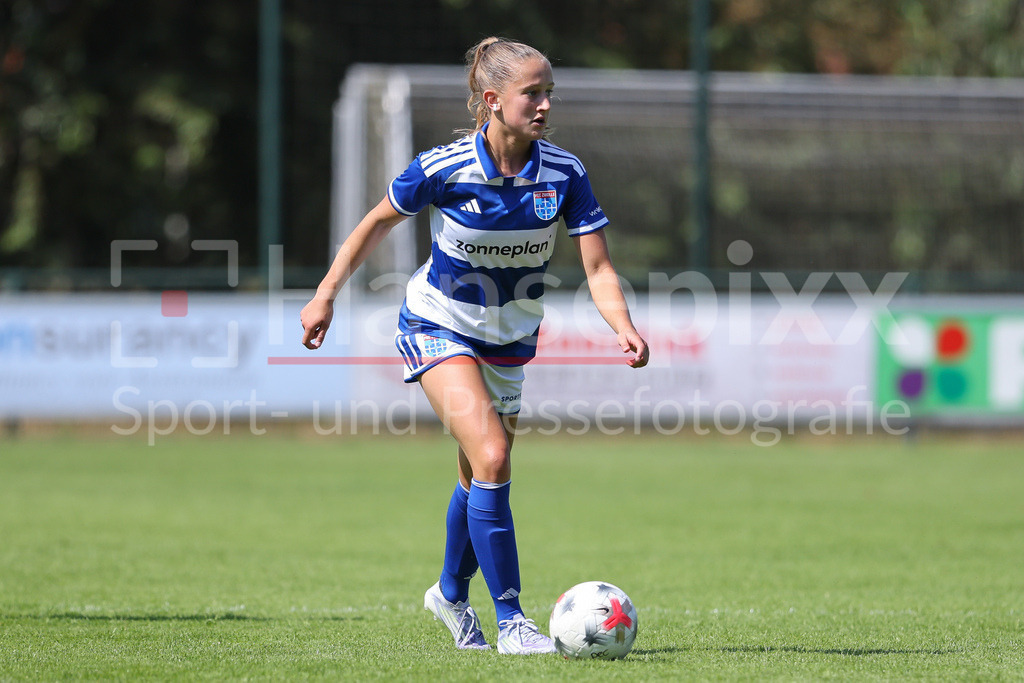 Fussball, Testspiel Frauen, PEC Zwolle - SV Werder Bremen | Sophie van Vugt (PEC Zwolle, 10) am Ball, Freisteller, Einzelbild, Ganzkörper, Aktion, Action, Spielszene