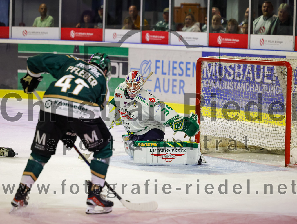 2025-09-21_110_TSV_Erding_gegen_Hoechstadter_Alligators | Erding, Deutschland, 21.09.2025:Eishockey, Oberliga Süd 2025 / 2026, 2. Spieltag, TSV Erding gegen Höchstadter Alligators, Endergebnis: 3:4Foto: Christian Riedel / fotografie-riedel.net