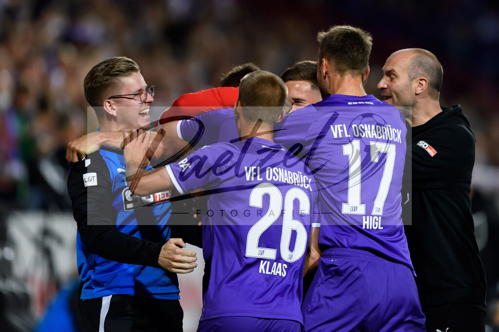 OSNVKO2021090620210906_188 | Fussball, Herren: Marc Heider (VfL Osnabrueck) Torjubel, jubelt mit seiner Mannschaft nach dem Treffer zum 1:0 beim Spiel der 3. Liga zwischen VfL Osnabrueck und FC Viktoria Koeln im Stadion an der Bremer Bruecke am 06.09.2021 in Osnabrueck, Deutschland.DFB / DFL REGULATIONS PROHIBIT ANY USE OF PHOTOGRAPHS AS IMAGE SEQUENCES AND/OR QUASI-VIDEO. - Realisiert mit Pictrs.com