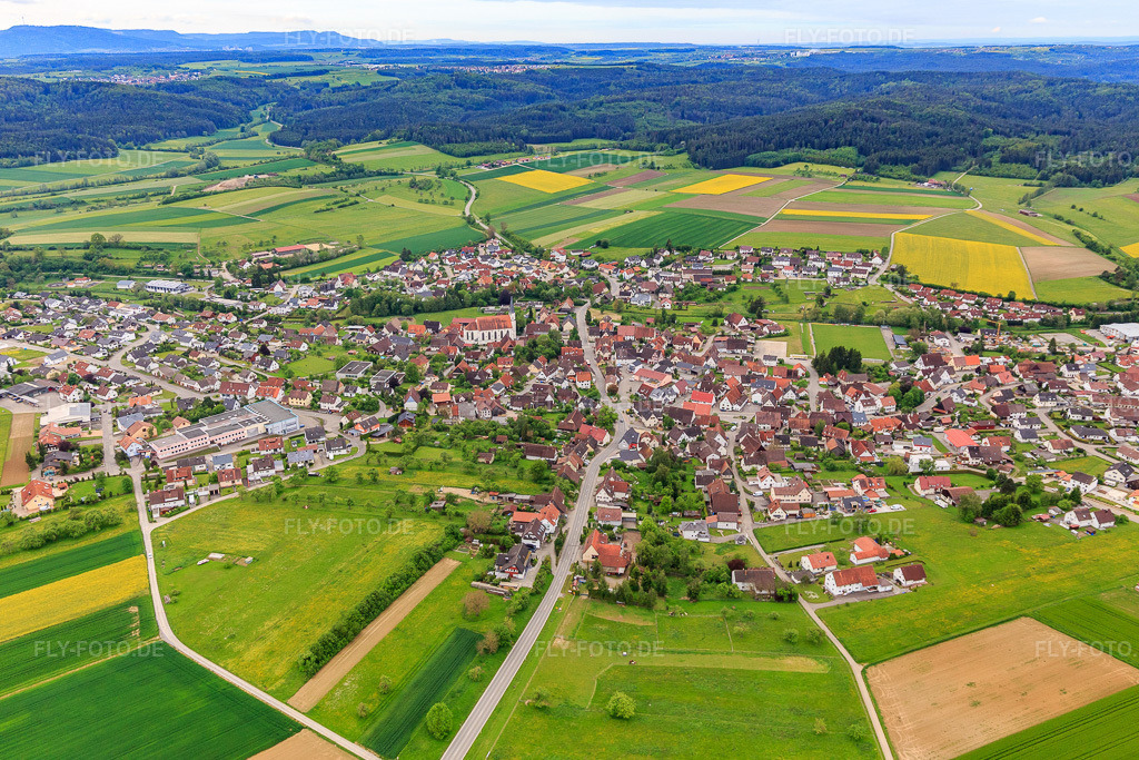 Luftbild: Ortsansicht mit Kirche St. Clemens aus Norden im Ortsteil Gruol in Haigerloch im Bundesland Baden-Württemberg in Deutschland. Foto: IMG_114716.jpg vom 31.05.2019 durch Werner Riehm/FLY-FOTO.de