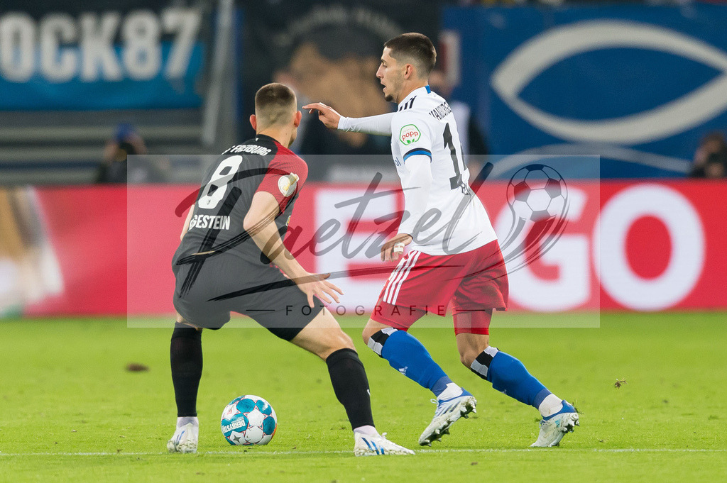 HSVSCF20220419_299 | Fussball, Herren: Maximilian Eggestein (SC Freiburg) und Ludovit Reis (Hamburger SV) im Zweikampf beim DFB-Pokal-Halbfinalspiel zwischen Hamburger SV und SC Freiburg im Volksparkstadion am 19.04.2022 in Hamburg, Deutschland.DFB / DFL REGULATIONS PROHIBIT ANY USE OF PHOTOGRAPHS AS IMAGE SEQUENCES AND/OR QUASI-VIDEO. - Realisiert mit Pictrs.com