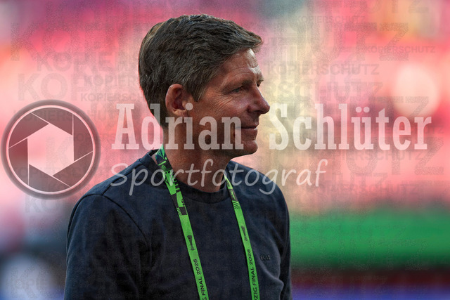 27.05.2026, EUR, Fussball, Herren, Conference League Finale, Saison 2025/2026, Crytsal Palace F.C. - Rayo Vallecano de Madrid | Oliver Glasner (Crystal Palace, Trainer) schaut