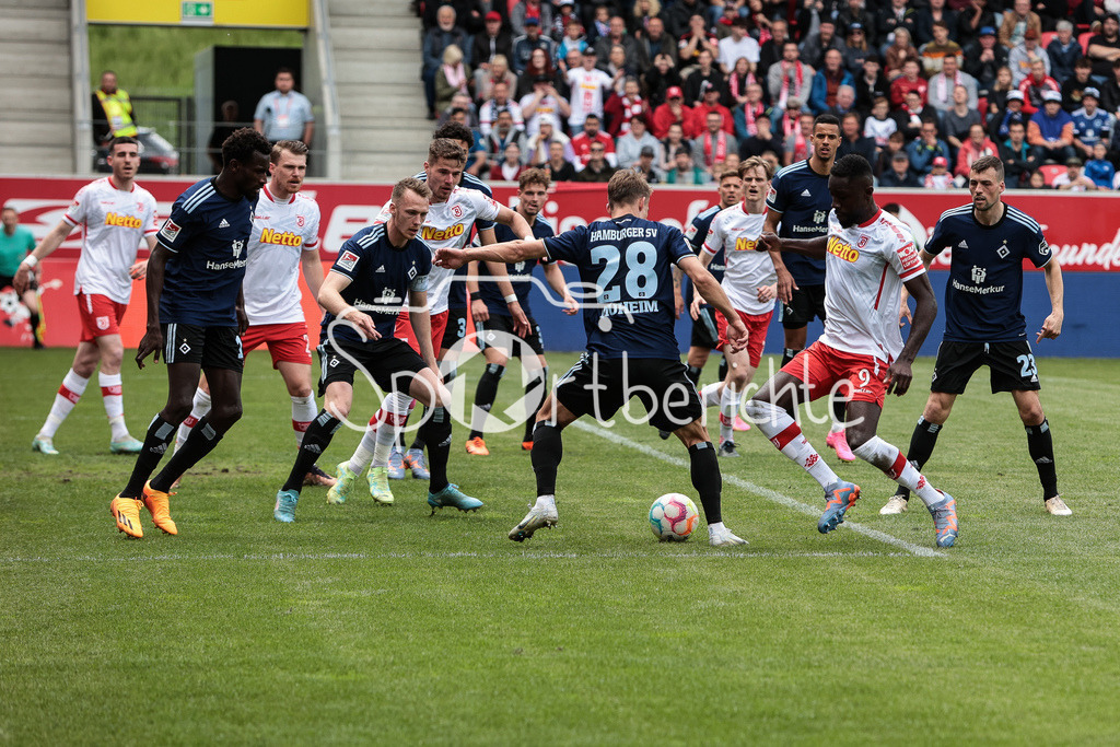 SSV Jahn Regensburg - Hamburger SV | Die Hamber hatten in der zweiten Haelfte defensiv einiges zu tun / DFL REGULATIONS PROHIBIT ANY USE OF PHOTOGRAPHS AS IMAGE SEQUENCES AND/OR QUASI-VIDEO
