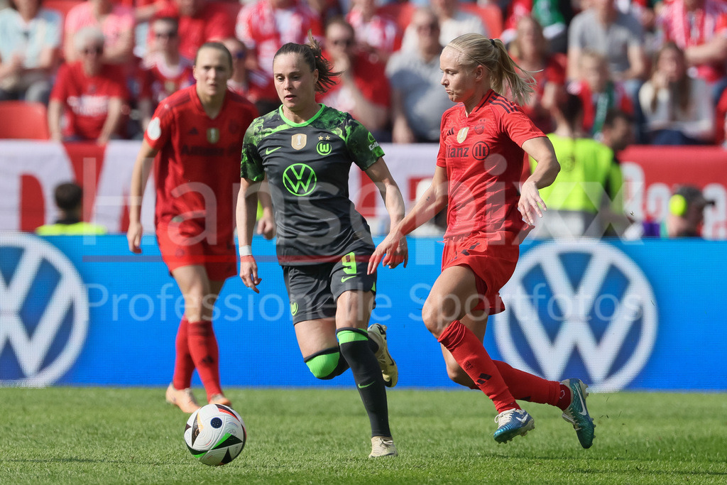 Fussball, DFB-Pokal Finale Frauen, FC Bayern München - VfL Wolfsburg | v.li.: Ewa Pajor (VfL Wolfsburg, 9) und Pernille Harder (FC Bayern München, 21) im Zweikampf, Duell, Dynamik, Aktion, Action, Spielszene, DIE DFB-RICHTLINIEN UNTERSAGEN JEGLICHE NUTZUNG VON FOTOS ALS SEQUENZBILDER UND/ODER VIDEOÄHNLICHE FOTOSTRECKEN. DFB REGULATIONS PROHIBIT ANY USE OF PHOTOGRAPHS AS IMAGE SEQUENCES AND/OR QUASI-VIDEO.