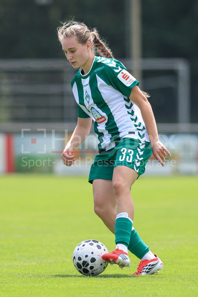 Fussball, Testspiel Frauen, FC Twente Enschede - SV Werder Bremen | Maria Penner (SV Werder Bremen, 33) am Ball, Freisteller, Einzelbild, Ganzkörper, Aktion, Action, Spielszene