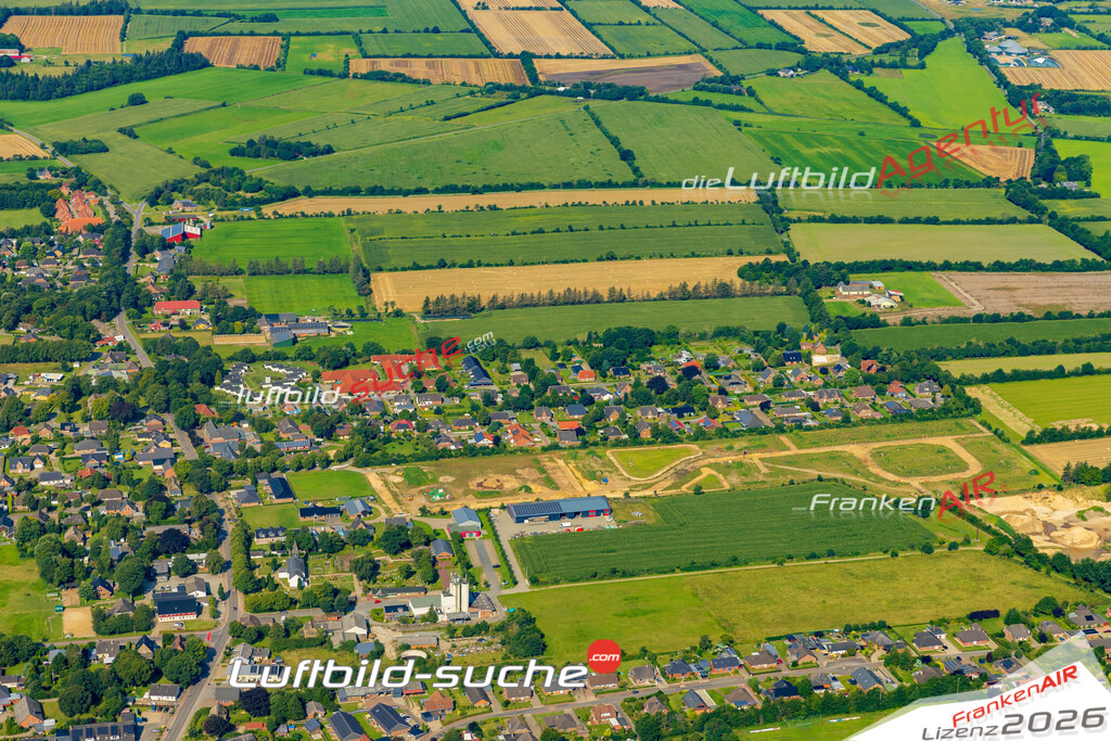 Luftbild der Stadt Ladelund - Das Luftbild wurde 2025 vom UL-Flugzeug heraus erstellt ( keine Drohnenaufnahme ) - Hochauflösende Luftaufnahme - für Wandbilder und großformatige Ausdrucke geeignet. Das besondere Geschenk!Hier alle&nbsp;Infos zur Lizenzierung der LuftaufnahmeWir fliegen auch dieses Jahr wieder in Ihre Region um Luftbilder zu erstellen.- Luftbild anfragen