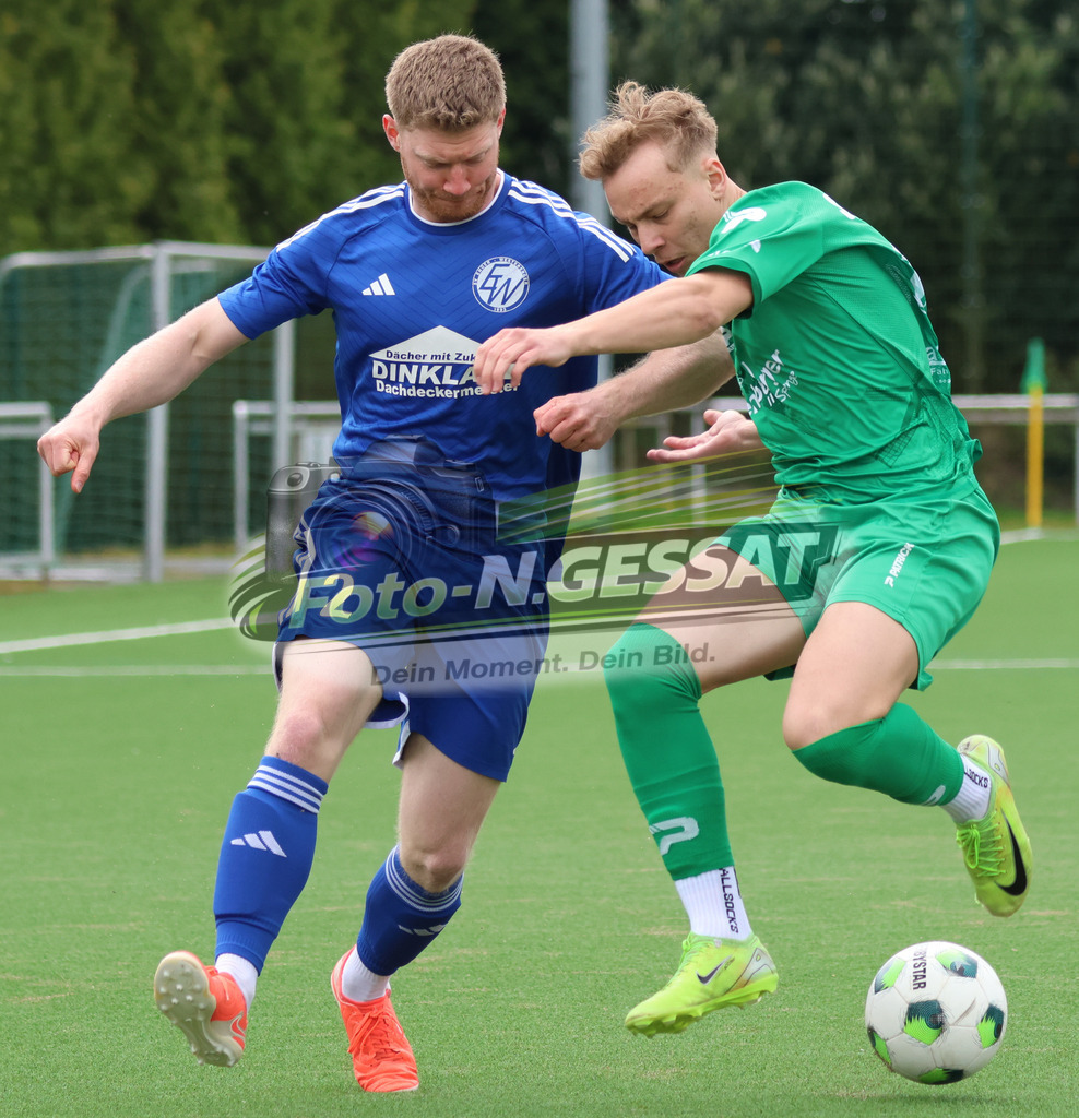 SC Enger - SV Enger-Westerenger | Auf dem Bild zu sehen: grün SC Enger: Alexander Geiger ; blau SV Enger-Westerenger: Kieren Forward SC Enger, SV Enger-Westerenger, Saison 25/26, Kreisliga A, Enger, Deutschland - Realisiert mit Pictrs.com
