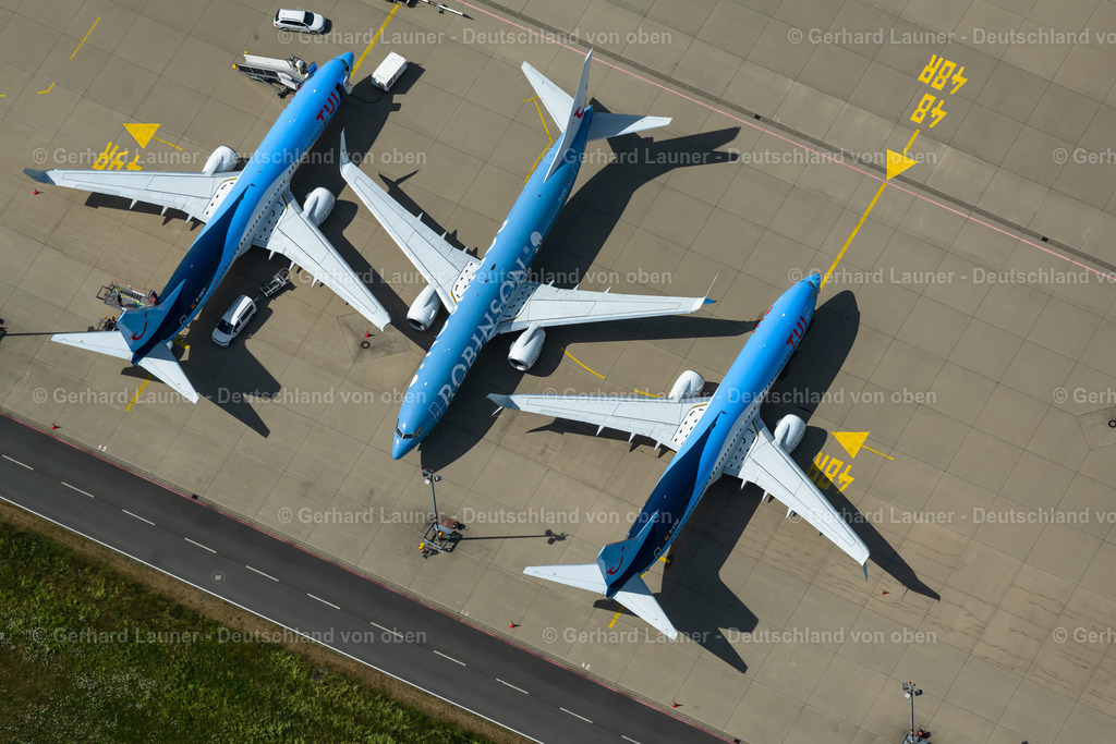 4030883 | LANGENHAGEN 02.06.2020 Passagierflugzeug des Typs Boeing 737-8K5 Fluggesellschaften TUI und Robinson auf der Parkposition - Abstellfläche auf dem Flughafen in Langenhagen im Bundesland Niedersachsen, Deutschland. Weiterführende Informationen bei: Flughafen Hannover-Langenhagen GmbH,  Robinson Club GmbH - Robinson Cala Serena,  TUI Deutschland GmbH. // Passenger airplane of Typs Boeing 737-8K5 of the airlines TUI and Robinson in parking position - parking area at the airport in Langenhagen in the state Lower Saxony, Germany. Further information at: Flughafen Hannover-Langenhagen GmbH,  Robinson Club GmbH - Robinson Cala Serena,  TUI Deutschland GmbH. Foto: Gerhard Launer