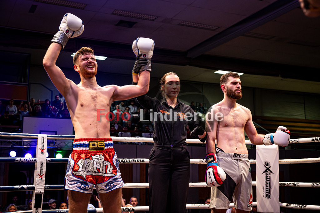 Luka Vujkovic (Kampfsport Kosaric) blau gegen Behlül Yerlinkaya (Munich Combat) rot | MFA Fight Night K1 -75kg Kampf 8, Luka Vujkovic (Kampfsport Kosaric) blau gegen Behlül Yerlinkaya (Munich Combat) rot, 20251108,,2025-11-08 in Penzberg (Wellenberghalle Penzberg), Copyright: WolfgangxLindner www.foto-lindner.de