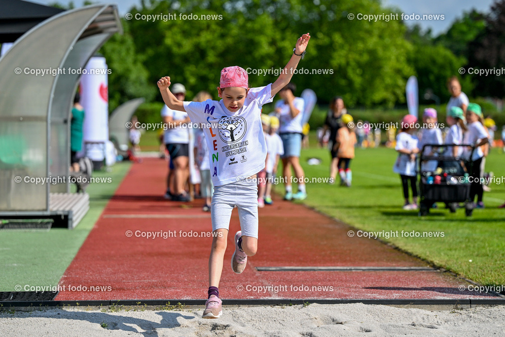 Kindergarten Olympiade 2024_ Stadion Traun_ 07.06.2024-55 | 07.06.2024, Stadion der Stadt Traun, AUT, Kindergarten Olympiade 2024, im Bild Kinder, Hindernis, Fussball, Laufen, Action