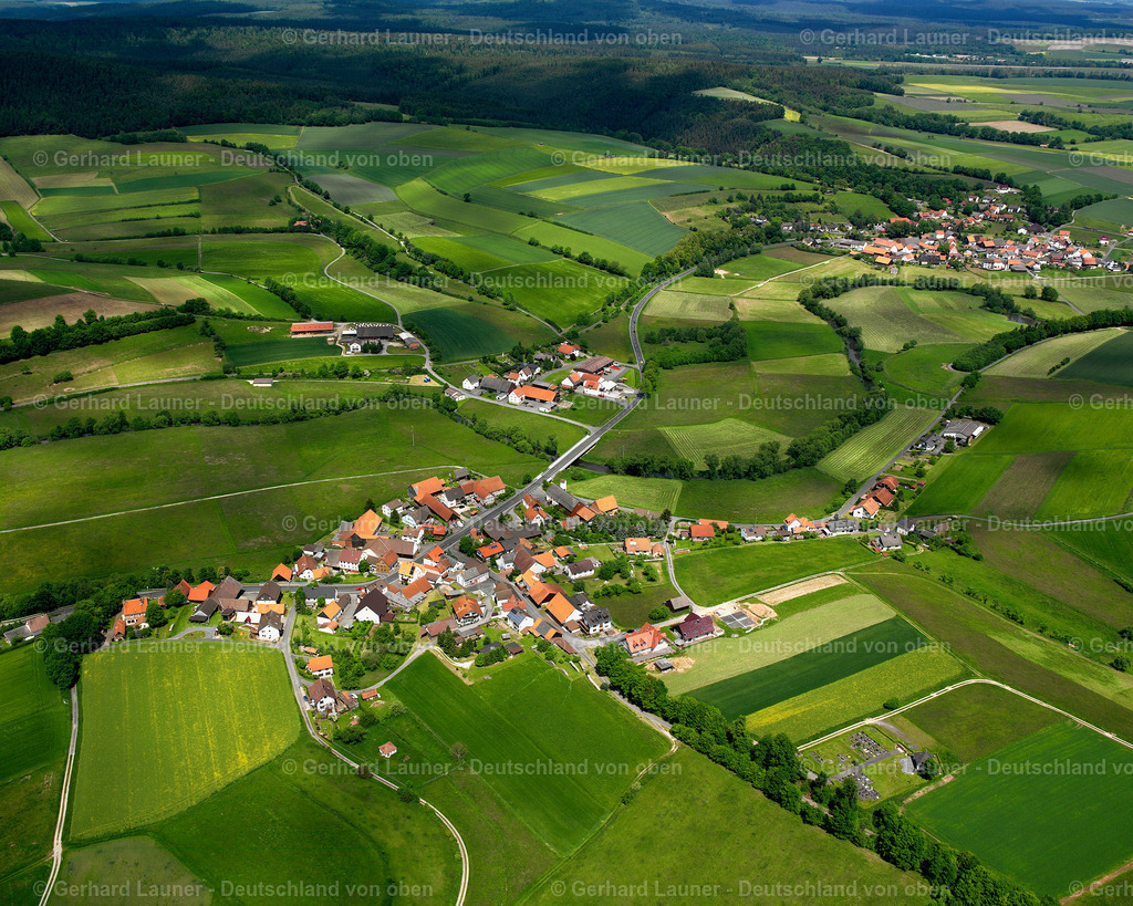 2615564 | ÜTZHAUSEN 09.06.2006 Landwirtschaftliche Nutzflächen und Feldgrenzen  umsäumen das Siedlungsgebiet des Dorfes in Ützhausen im Bundesland Hessen, Deutschland // Agricultural land and field boundaries surround the settlement area of the village  in Ützhausen in the state Hesse, Germany Foto: Gerhard Launer