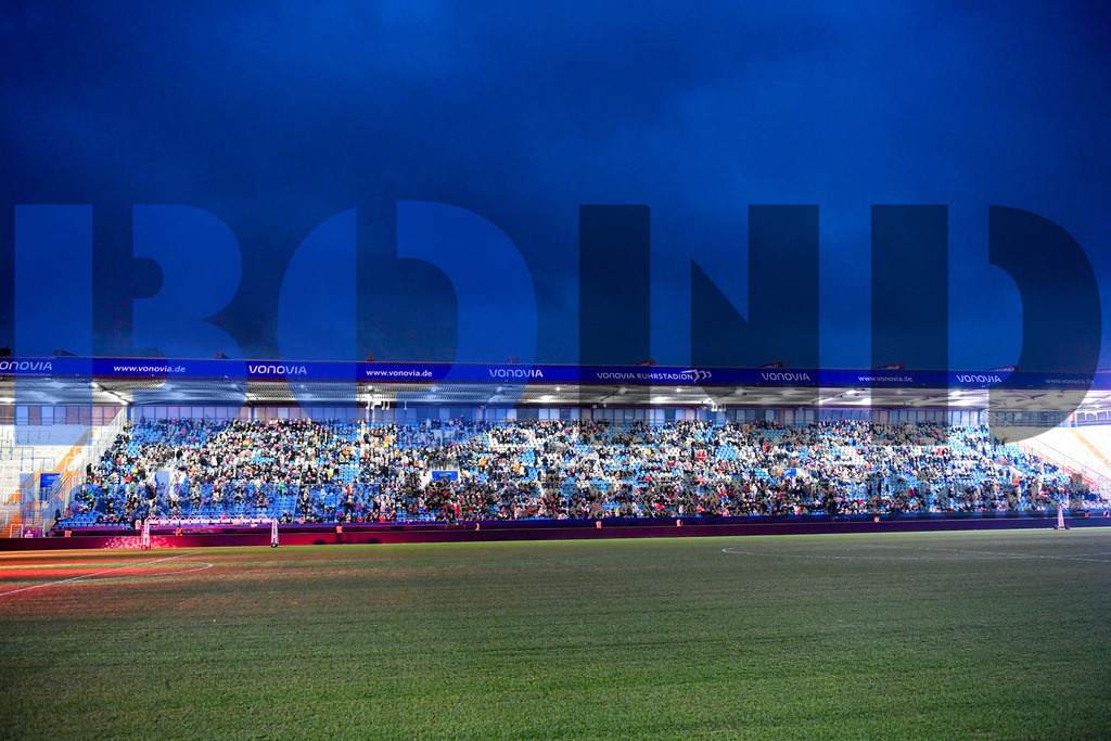 Weihnachtssingen im Stadion | {headline}



(Foto: Christian Schnaubelt / BOND)

 - Realisiert mit Pictrs.com