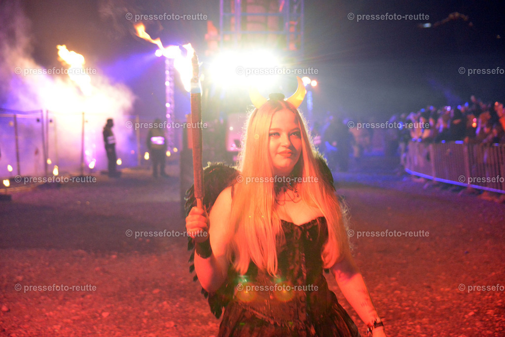 news-2022-Dez03-Krampusumzug-Reutte-WTV_5751 | Info aus dem Bezirk Reutte/Ausserfern Tirol sowie eine umfangreiche Bilddatenbank über die gesamte Region: Lechtal, Talkessel Reutte, Tannheimertal, Zwischentoren. Lech, Plansee, Zugspitze, Grenztunnel, B179, Fernpassstraße, Verkehr, Lawinen, Tradition, - Realisiert mit Pictrs.com