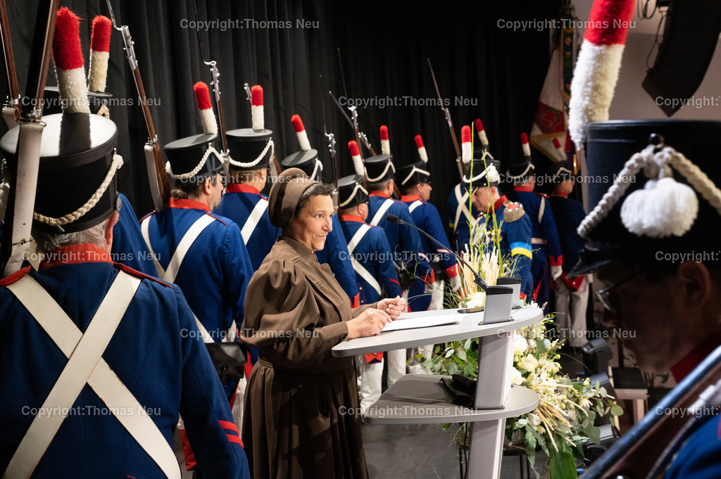 DSC_3920 | bbe, Bensheim, Einweihung Bürgerhaus Bensheim, ,Natürlich durfte Oald Bensem mit der Fraa vun Bensem alias Doris Walter nicht fehlen, statt Böllerschüsse gab es weiße Luftballon-Tauben die vor dem Dalberger Hof in die Luft gelassen wurden, die Bürgerwehr trug als Armbinde   die ukrainische Fahne,  , Bild: Thomas Neu
