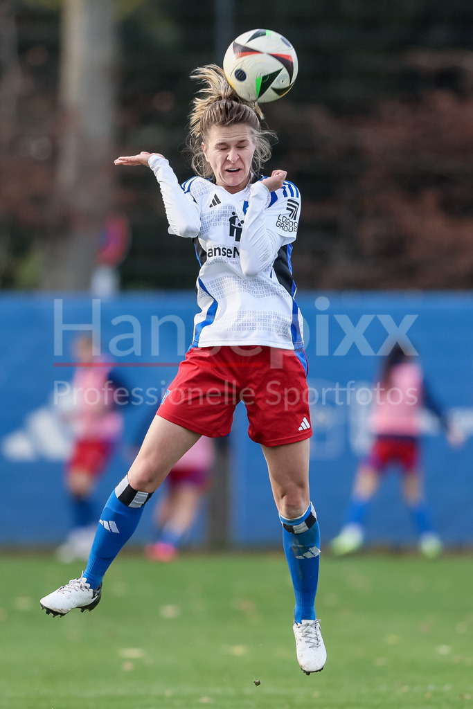 Fussball, DFB-Pokal Frauen, Hamburger SV - FC Carl Zeiss Jena | v.li.: Jana Braun (Hamburger SV, 15) beim Kopfball, Aktion, Action, Spielszene, DIE DFB-RICHTLINIEN UNTERSAGEN JEGLICHE NUTZUNG VON FOTOS ALS SEQUENZBILDER UND/ODER VIDEOÄHNLICHE FOTOSTRECKEN. DFB REGULATIONS PROHIBIT ANY USE OF PHOTOGRAPHS AS IMAGE SEQUENCES AND/OR QUASI-VIDEO.