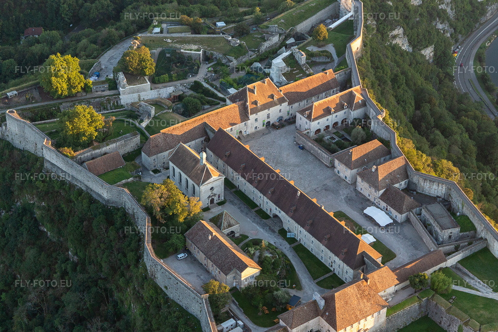 Vue aérienne: Ensemble musée et bâtiment d'exposition Espace Vauban, Musée de la Résistance et de la Déportation sur la citadelle à le quartier Citadelle in Besançon dans le département Doubs, France. Photo: IMG_129671.jpg prise le 23/09/2021 par Werner Riehm/FLY-FOTO.euRésolution de l'original: 4971 x 3314 px
