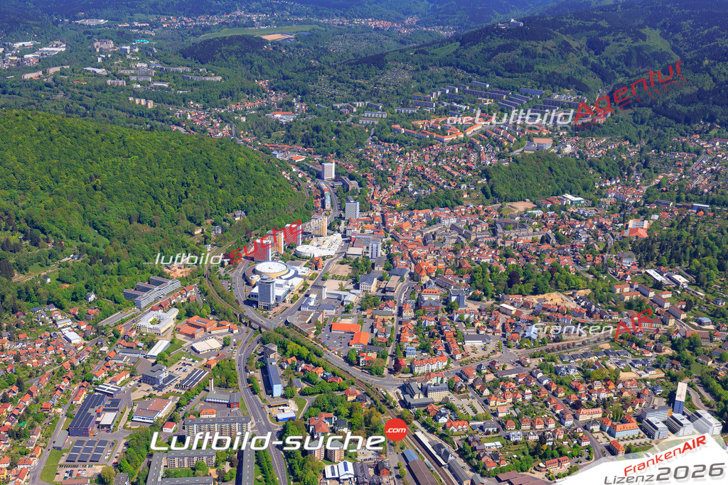 Das Luftbild der Stadt Suhl wurde 2018 vom Flugzeug heraus erstellt (keine Drohne) Aufnahmehöhe ca.400 Meter- hohe Auflösung für beste Druck-Qualität