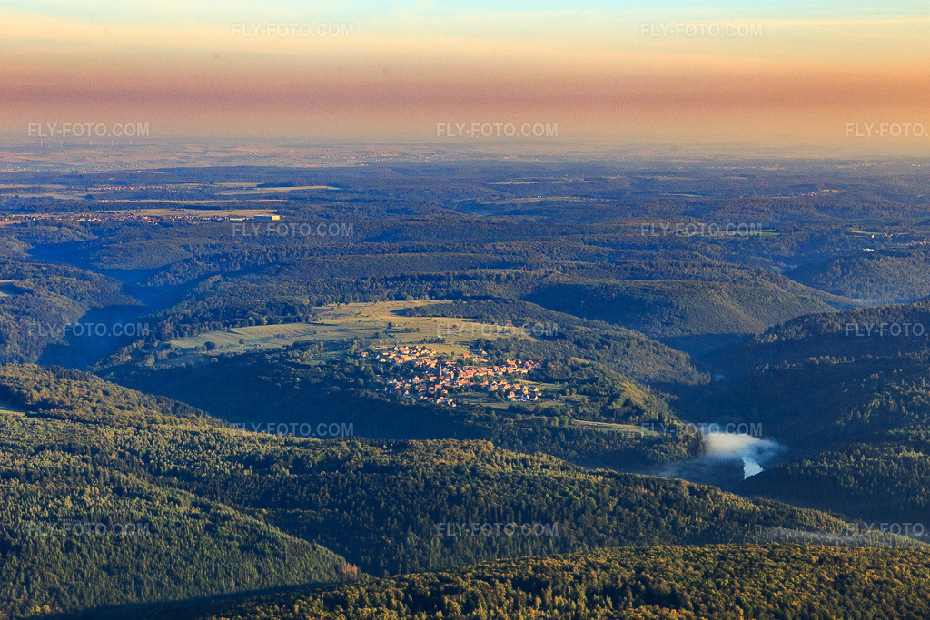 Aerial view: View of the town from the south in Eschbourg in the state Bas-Rhin, France. – Photo: IMG_111677.jpg taken on 09/16/2018 by Werner Riehm/FLY-FOTO.com – Resolution of the original: 5472 x 3648 px