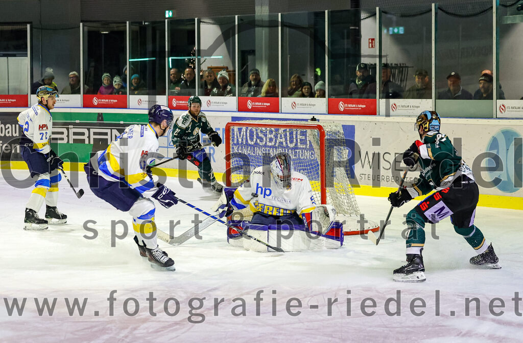 2025-12-05_146_TSV_Erding_gegen_Stuttgart_Rebels | Erding, Deutschland, 05.12.2025:Eishockey, Oberliga Süd 2025 / 2026, 23. Spieltag, TSV Erding gegen Stuttgart Rebels, Endergebnis: 5:6Fabian Renner (Stuttgart Rebels, #18), Kimi Saffran (Stuttgart Rebels, #53), Thomas Matheson (Erding Gladiators, #37)Foto: Christian Riedel / fotografie-riedel.net