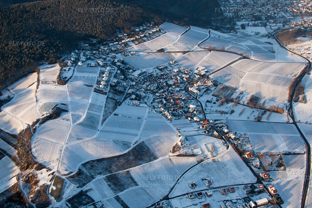 Luftbild: Im Winter im Ortsteil Gleiszellen in Gleiszellen-Gleishorbach im Bundesland Rheinland-Pfalz in Deutschland. Foto: IMG_54687.jpg vom 08.12.2012 durch Werner Riehm/FLY-FOTO.de